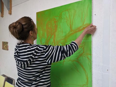 Isabel Duperray dans son atelier au Tournefou